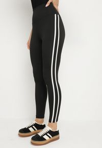 Born2be - Czarne Elastyczne Legginsy z Efektem Push-Up Ozdobione Lampasami Akeria. Okazja: na co dzień. Kolor: czarny. Wzór: aplikacja. Styl: sportowy, casual #6
