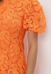 Born2be - Pomarańczowa Koronowa Sukienka ze Stójką i Bufiastym Rękawem Suminori. Typ kołnierza: kołnierzyk stójkowy. Kolor: pomarańczowy. Materiał: koronka. Długość: mini #4