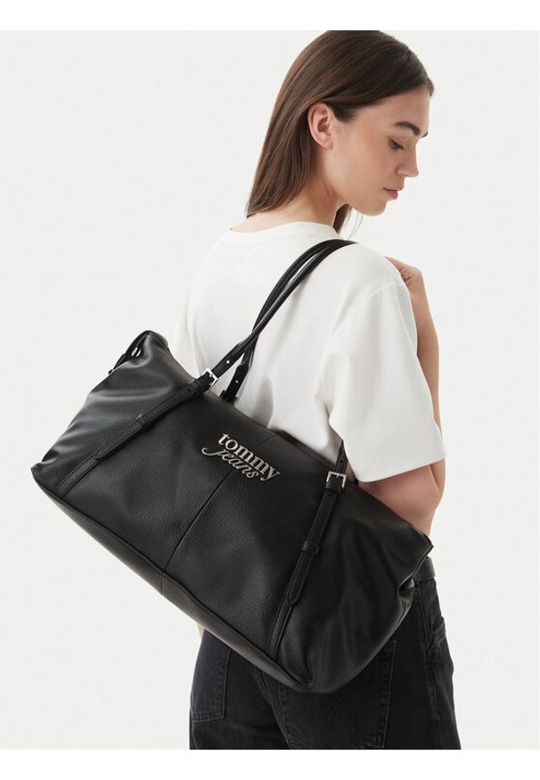 Tommy Jeans Torebka Pebble Grain Metal Logo Tote Bag AW0AW18472 Czarny. Kolor: czarny. Materiał: skórzane
