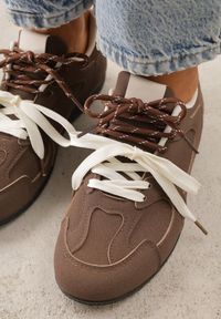 Renee - Brązowe Sneakersy z Podwójnym Sznurowaniem i Geometrycznymi Wstawkami Adrearah. Okazja: na co dzień. Kolor: brązowy. Wzór: geometria #8