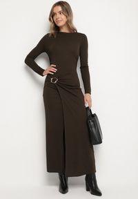 Born2be - Brązowa Sukienka Koktajlowa z Aplikacją z Marszczeniem na Biodrach Rariana. Okazja: na randkę, na imprezę. Kolor: brązowy. Długość rękawa: długi rękaw. Wzór: aplikacja. Styl: wizytowy #6