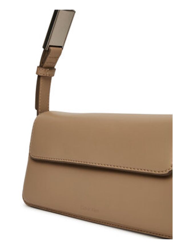 Calvin Klein Jeans Torebka Belted Small Shoulder Bag LV04K3110G Beżowy. Kolor: beżowy. Materiał: skórzane