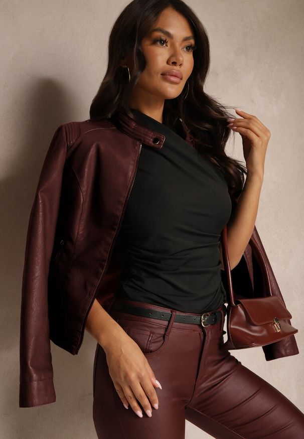 Renee - Czarny Kopertowy Top z Drapowaniem Izamire. Kolor: czarny. Materiał: tkanina