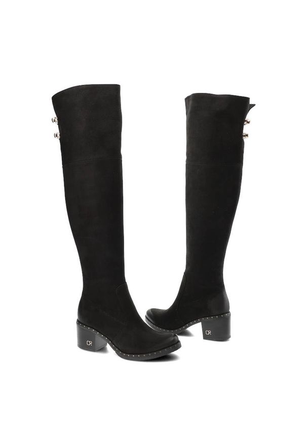 Czarne Kozaki Carinii Skórzane Buty Na Obcasie. Okazja: na co dzień. Kolor: czarny. Szerokość cholewki: normalna. Wzór: aplikacja. Wysokość cholewki: przed kolano. Materiał: skóra. Obcas: na obcasie. Styl: casual. Wysokość obcasa: średni