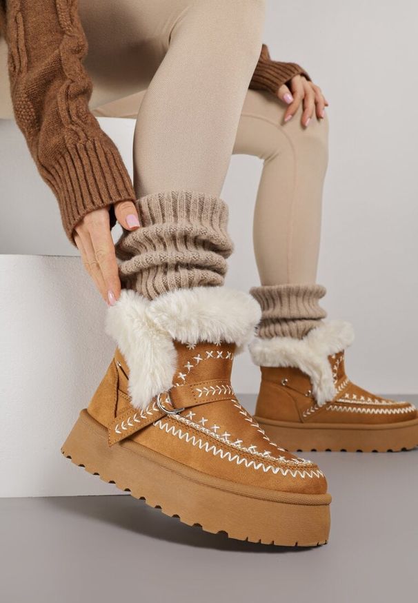 Born2be - Jasnobrązowe Śniegowce na Grubej Podeszwie Ozdobione Haftowanym Motywem i Futerkiem Caretusa. Okazja: na co dzień. Kolor: brązowy. Materiał: futro. Wzór: haft, aplikacja. Styl: klasyczny, casual, elegancki