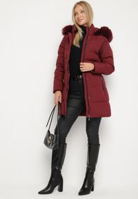 Born2be - Bordowa Zimowa Kurtka z Pikowaniem i Kapturem z Futrem Gisatte. Okazja: do pracy, na co dzień, na spotkanie biznesowe. Kolor: czerwony. Materiał: futro. Sezon: zima. Styl: casual, elegancki, biznesowy #5