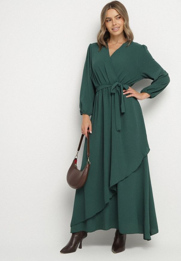 Born2be - Zielona Kopertowa Asymetryczna Sukienka Koktajlowa z Wiskozą Ozdobiona Paskiem Lanoresa. Okazja: na imprezę. Kolor: zielony. Materiał: wiskoza. Wzór: aplikacja. Typ sukienki: kopertowe, asymetryczne. Styl: wizytowy