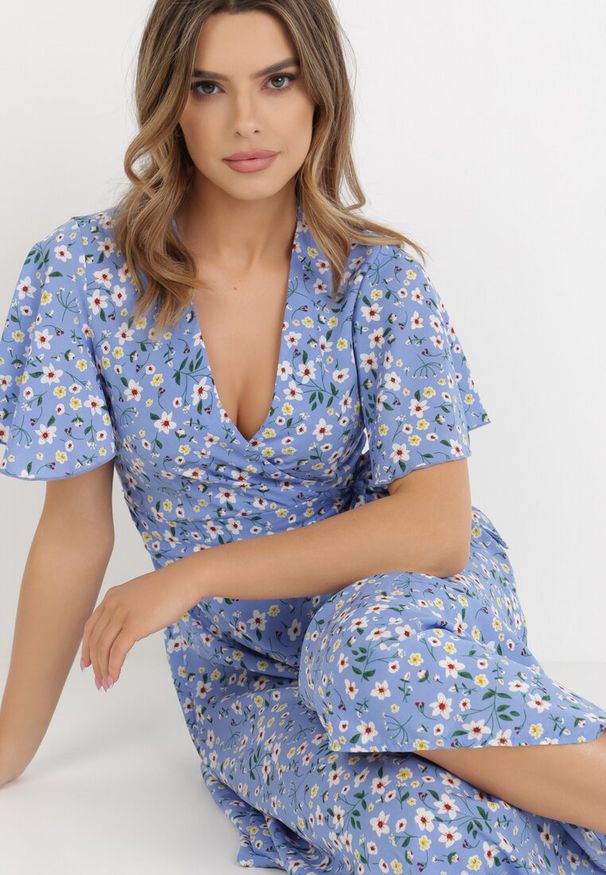 Born2be - Niebieska Sukienka Theminophe. Okazja: na co dzień. Kolor: niebieski. Materiał: wiskoza, materiał, tkanina. Wzór: kropki. Typ sukienki: proste, rozkloszowane, kopertowe. Styl: casual. Długość: maxi