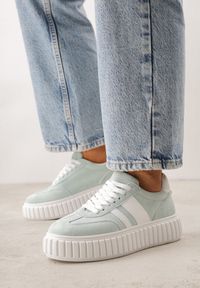 Renee - Zielone Sneakersy na Tłoczonej Platformie Ozdobione Dwoma Paskami Hesaia. Okazja: na co dzień. Zapięcie: pasek. Kolor: zielony. Materiał: jeans. Wzór: aplikacja. Obcas: na platformie #1