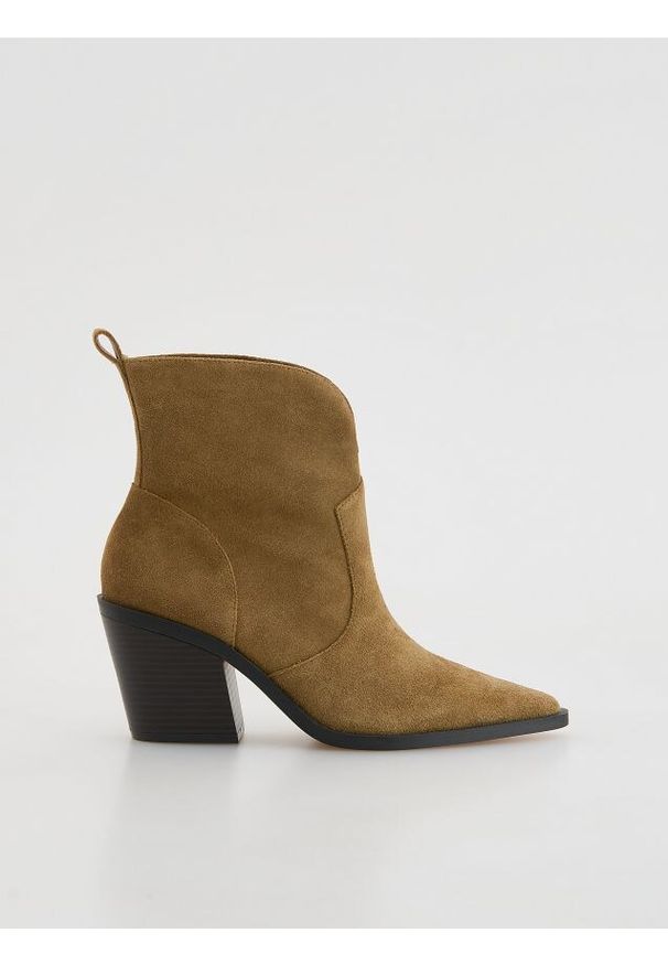 Reserved - Zamszowe botki kowbojki - brązowy. Kolor: brązowy. Materiał: zamsz