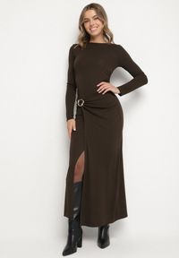 Born2be - Brązowa Sukienka Koktajlowa z Aplikacją z Marszczeniem na Biodrach Rariana. Okazja: na randkę, na imprezę. Kolor: brązowy. Długość rękawa: długi rękaw. Wzór: aplikacja. Styl: wizytowy #1