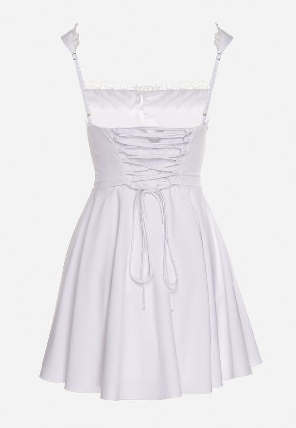 Born2be - Biała Rozkloszowana Sukienka Vices w Rustykalnym Stylu z Wiązaniem Gorsetowym Foliora. Okazja: na co dzień. Typ kołnierza: dekolt gorset. Kolor: biały. Długość rękawa: na ramiączkach. Typ sukienki: gorsetowe. Styl: casual, elegancki, klasyczny