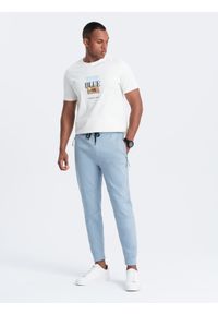 Ombre Clothing - Spodnie męskie dresowe joggery na gumce z przeszyciami – jasnoniebieskie V2. Kolor: niebieski. Materiał: dresówka. Wzór: aplikacja #3