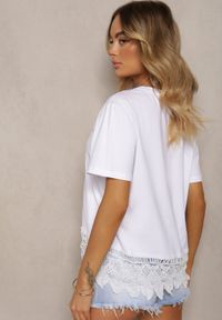 Renee - Biały Bawełniany T-shirt Wykończony Koronką Corrla. Okazja: na co dzień. Kolor: biały. Materiał: bawełna, koronka. Długość: długie. Wzór: koronka. Styl: klasyczny, casual, elegancki, wizytowy