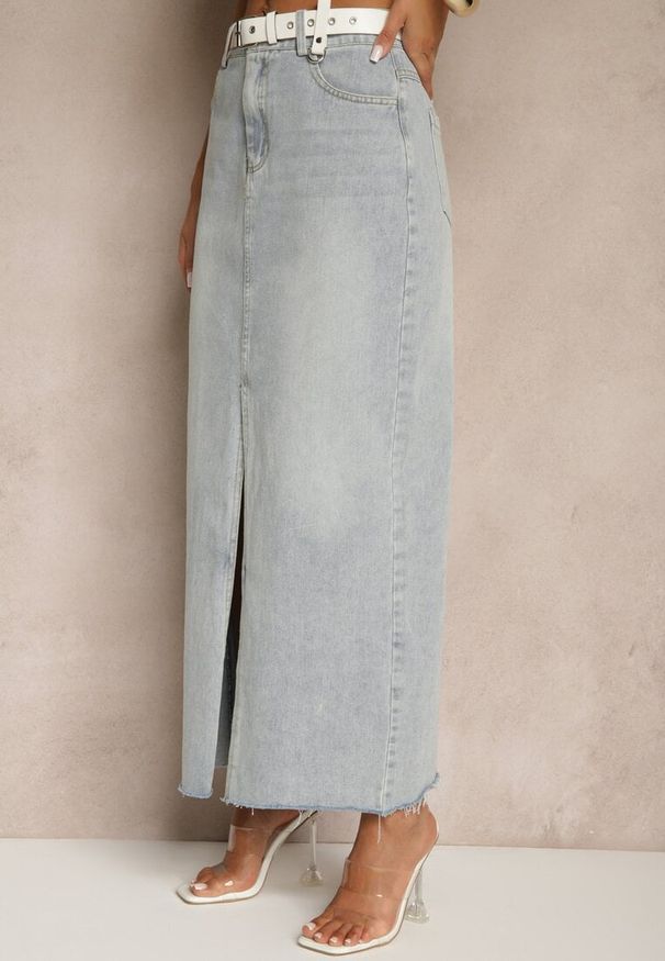 Renee - Jasnoniebieska Spódnica Jeansowa o Ołówkowym Kroju Zdobiona Rozcięciem Lisovira. Stan: podwyższony. Kolor: niebieski. Materiał: jeans. Wzór: aplikacja. Styl: elegancki