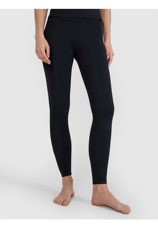 4f - 4F Legginsy do jogi i pilatesu szybkoschnące damskie - czarne S. Stan: podwyższony. Kolor: czarny. Materiał: dzianina, włókno, syntetyk, materiał, elastan. Wzór: gładki, ze splotem, jednolity. Sport: joga i pilates