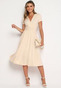 Born2be - Beżowa Taliowana Sukienka z Dekoltem na Zakładkę Quimadea. Okazja: na spotkanie biznesowe. Kolor: beżowy. Materiał: materiał. Wzór: aplikacja. Styl: biznesowy, elegancki #4