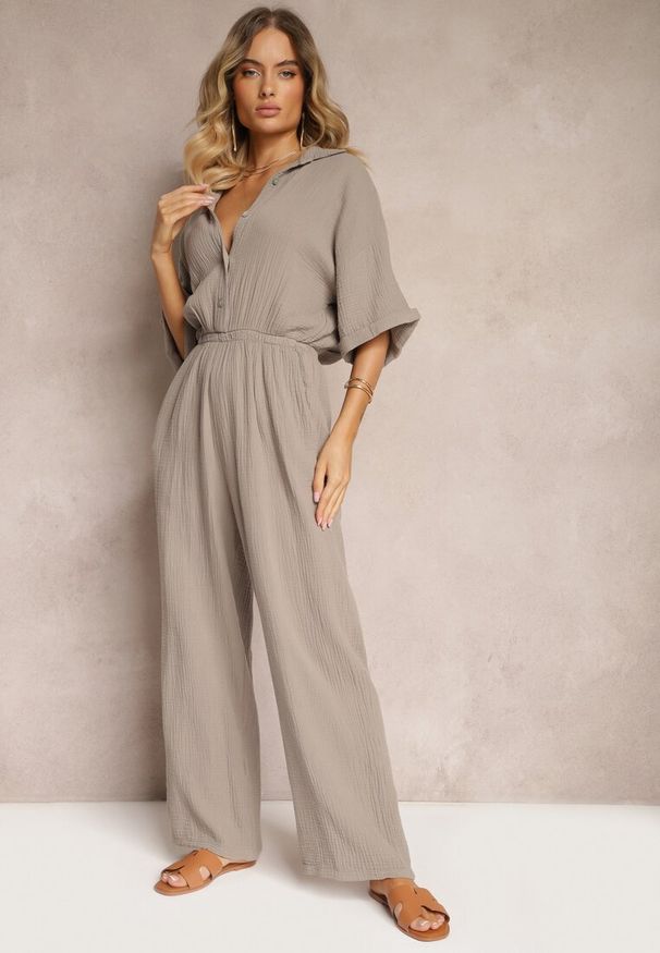 Renee - Ciemnobeżowy Taliowany Kombinezon z Bawełny Góra w Formie Koszuli oraz Luźne Spodnie Namsorin. Kolor: beżowy. Materiał: bawełna. Długość rękawa: krótki rękaw. Długość: krótkie. Sezon: lato