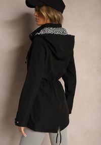 Renee - Czarna Kurtka w Stylu Parki Ściągana w Pasie z Kapturem i Geometrycznym Zdobieniem Tarillia. Okazja: na co dzień. Typ kołnierza: kaptur. Kolor: czarny. Materiał: jeans. Wzór: aplikacja, geometria. Styl: sportowy, elegancki, casual