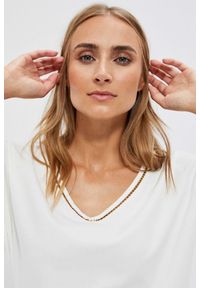 MOODO - Gładka bluzka ozdobnym dekoltem perłowa. Kolor: biały. Materiał: bawełna, elastan. Wzór: gładki #1