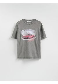 Reserved - T-shirt z nadrukiem - ciemnoszary. Kolor: szary. Materiał: dzianina, bawełna. Wzór: nadruk #1