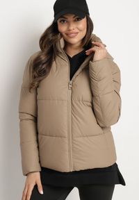 Born2be - Ciemnobeżowa Pikowana Kurtka o Prostym Kroju z Kapturem i Kieszeniami Leolea. Okazja: na co dzień, na spacer. Typ kołnierza: kaptur. Kolor: beżowy. Materiał: jeans. Sezon: zima. Styl: casual #1