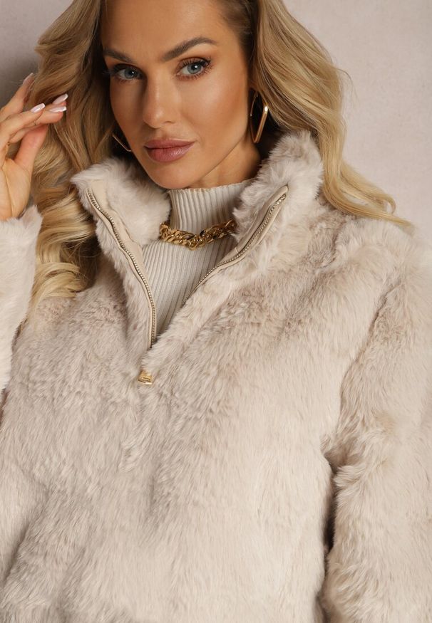 Renee - Beżowa Kurtka z Futerka Zapinana na Zamek Craline. Kolor: beżowy. Materiał: futro. Długość: krótkie. Styl: street