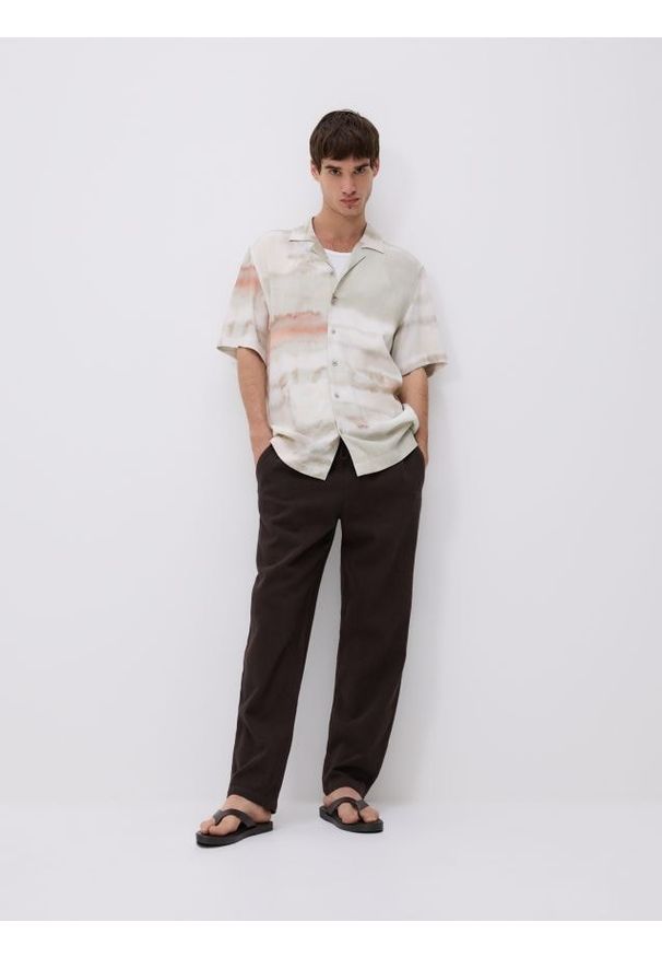 Reserved - Spodnie jogger z lnem - brązowy. Kolor: brązowy. Materiał: len