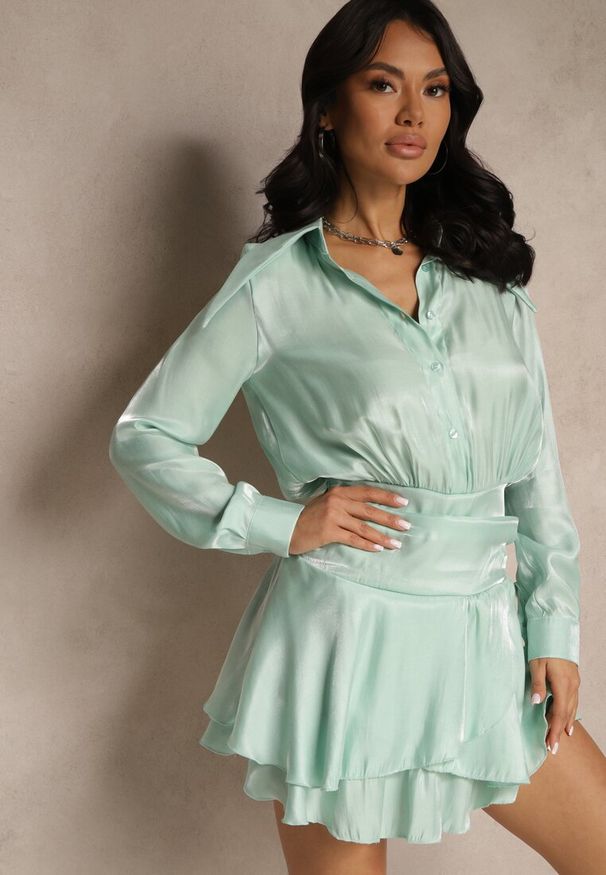 Renee - Jasnozielona Wiskozowa Sukienka o Koszulowym Fasonie z Falbanami Lioelle. Okazja: na co dzień. Kolor: zielony. Materiał: wiskoza. Typ sukienki: koszulowe. Styl: casual