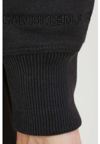 Calvin Klein Jeans - Bluza J20J213178. Kolor: czarny. Materiał: dzianina. Wzór: gładki #4