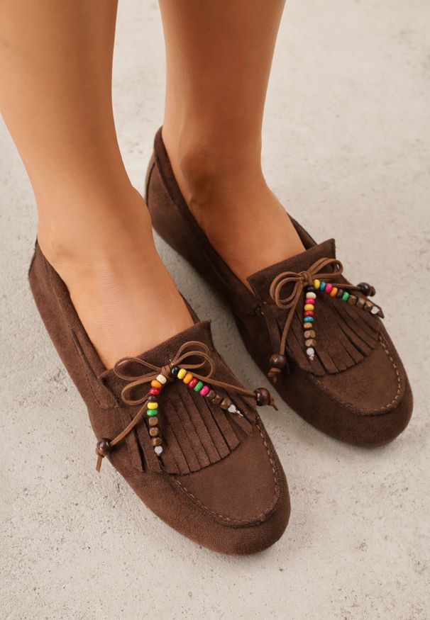 Renee - Brązowe Mokasyny VICES z Imitacji Zamszu z Kokardką Kolorowymi Koralikami i Skórzaną Wkładką Nenden. Okazja: na co dzień. Kolor: brązowy. Materiał: skóra, zamsz. Wzór: kolorowy. Styl: casual, elegancki