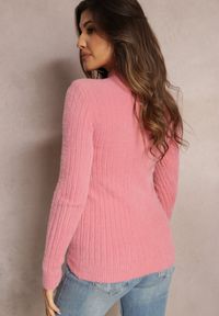 Renee - Różowy Wełniany Sweter z Biżuteryjnymi Guzikami i Dłuższym Włosiem Tuvelio. Kolor: różowy. Materiał: wełna. Długość: długie #5