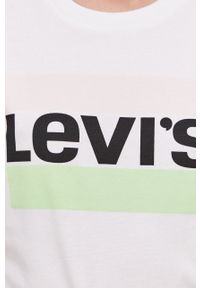 Levi's® - Levi's T-shirt kolor biały. Okazja: na co dzień, na spotkanie biznesowe. Kolor: biały. Materiał: bawełna. Wzór: nadruk. Styl: biznesowy, casual
