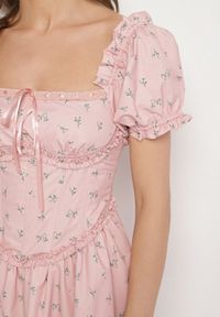 Born2be - Różowa Sukienka Vices z Bufkami Falbankami i Wiązaniem w Kwiaty Tolalira. Okazja: na co dzień. Typ kołnierza: kołnierz z falbankami. Kolor: różowy. Materiał: skóra. Wzór: kwiaty. Styl: klasyczny, casual, elegancki #6