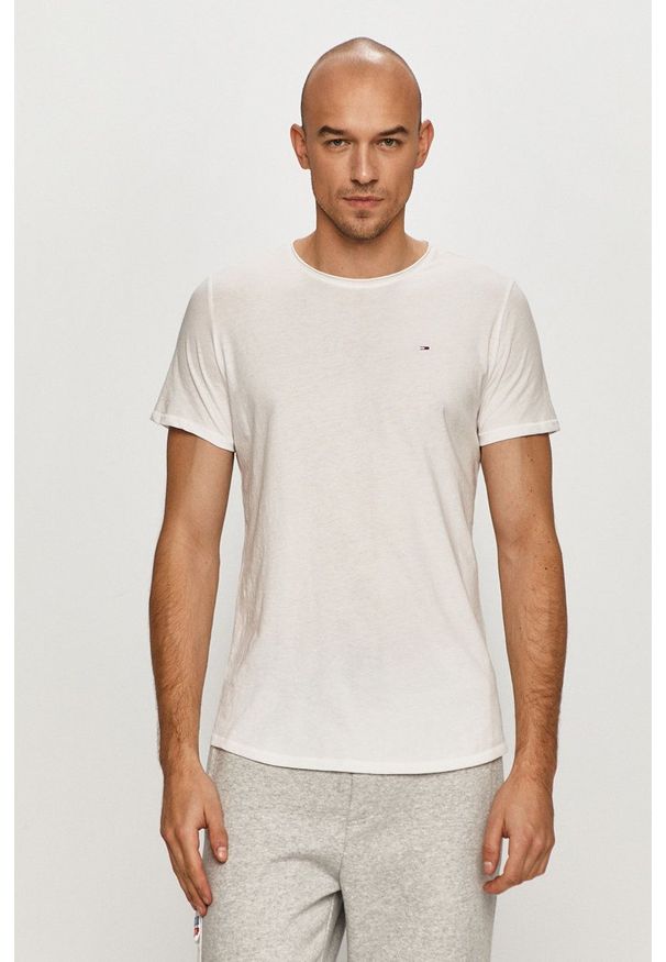 Tommy Jeans - T-shirt. Okazja: na co dzień. Kolor: biały. Materiał: dzianina. Wzór: gładki. Styl: casual