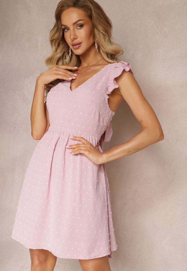 Renee - Różowa Mini Sukienka z Odkrytymi Plecami Wykonana z Tkaniny Plumeti Telmolio. Typ kołnierza: kołnierz z falbankami. Kolor: różowy. Materiał: tkanina. Sezon: lato. Długość: mini