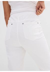bonprix - Spodnie twillowe z elastycznego materiału z bawełną. Kolor: biały. Materiał: bawełna, materiał. Wzór: prążki #2