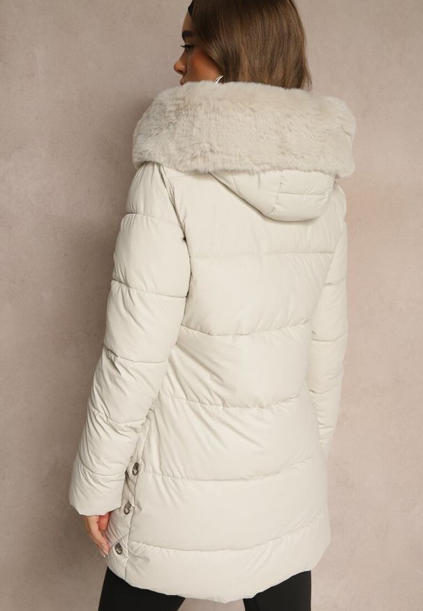 Renee - Biała Pikowana Kurtka o Taliowanym Kroju z Kapturem z Futrem Nalessia. Okazja: na co dzień. Typ kołnierza: kaptur. Kolor: biały. Materiał: futro. Styl: casual, klasyczny