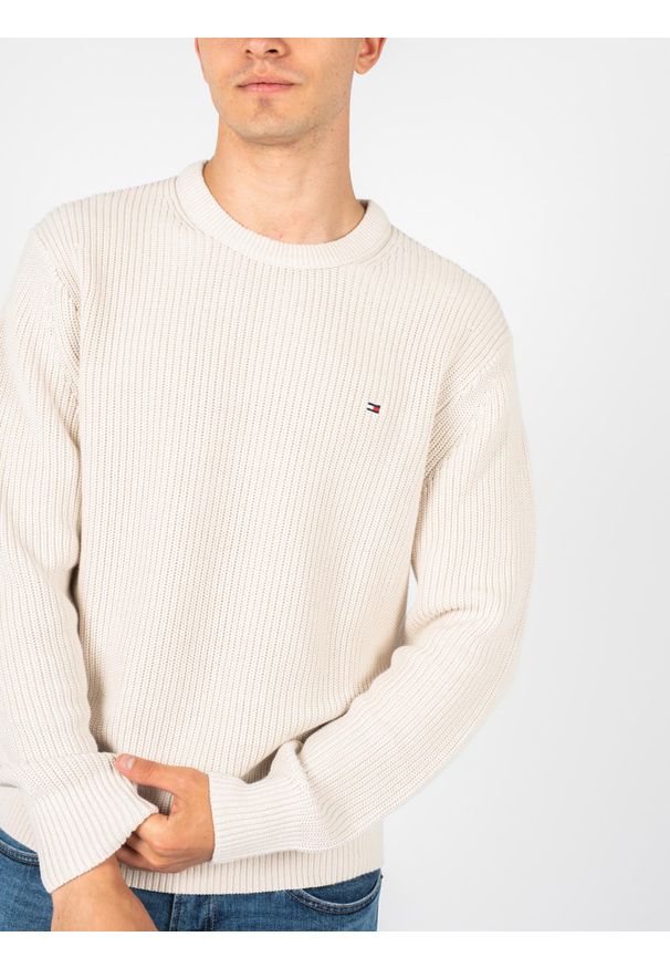 TOMMY HILFIGER - Tommy Hilfiger Sweter | MW0MW21303 | Mężczyzna | Kremowy. Okazja: na co dzień. Kolor: kremowy. Materiał: bawełna. Wzór: ze splotem. Styl: casual