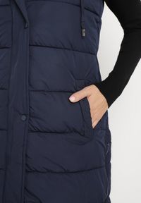 Born2be - Granatowa Długa Kamizelka Bezrękawnik z Klasycznym Pikowaniem i Kapturem Shin. Typ kołnierza: golf. Kolor: niebieski. Materiał: dzianina, jeans. Długość rękawa: bez rękawów. Długość: długie. Styl: klasyczny #3