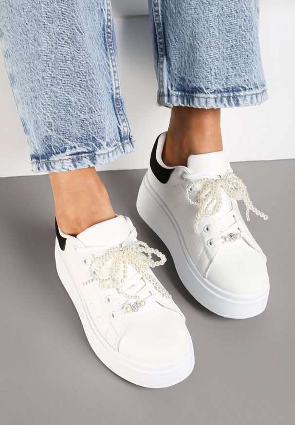 Renee - Biało-Czarne Sneakersy na Platformie z Perełkami i Metalowymi Kuleczkami Selavia. Okazja: na co dzień. Kolor: biały. Materiał: jeans. Obcas: na platformie