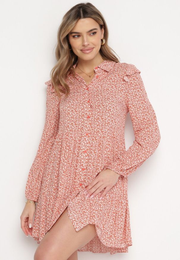 Born2be - Różowa Rozkloszowana Sukienka Mini w Kwiaty z Falbankami na Ramionach Lorean. Okazja: na spacer, na imprezę. Typ kołnierza: kołnierz z falbankami. Kolor: różowy. Materiał: materiał. Wzór: kwiaty. Sezon: lato. Styl: elegancki. Długość: mini