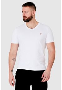 Guess - GUESS Biały t-shirt męski w serek. Typ kołnierza: dekolt w serek. Kolor: biały. Wzór: aplikacja #1