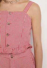 Born2be - Czerwona Bluzka Top ze Wzorem Kraty Ozdobiony Falbanką i Guzikami Folorae. Okazja: na co dzień. Kolor: czerwony. Materiał: jeans. Długość rękawa: na ramiączkach. Długość: krótkie. Wzór: aplikacja. Styl: elegancki, casual #4