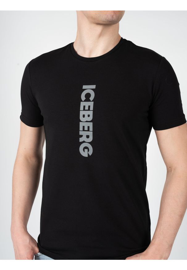Iceberg T-Shirt "C-Neck" | F013639A | Mężczyzna | Czarny. Okazja: na co dzień. Kolor: czarny. Materiał: elastan, bawełna. Wzór: nadruk. Styl: elegancki, casual