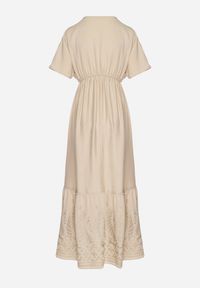 Born2be - Beżowa Kopertowa Sukienka z Wiskozy Zdobiona Frędzlami i Metalicznym Haftem Redeirae. Okazja: na spacer, na co dzień. Typ kołnierza: dekolt w serek. Kolor: beżowy. Materiał: wiskoza. Wzór: aplikacja, haft. Typ sukienki: kopertowe. Styl: casual, klasyczny #6