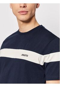 Musto T-Shirt 82158 Granatowy Regular Fit. Kolor: niebieski. Materiał: bawełna #5