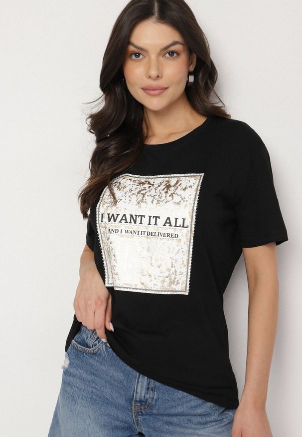 Born2be - Czarny Bawełniany T-shirt Ozdobiony Nadrukiem Nelltaria. Okazja: na co dzień. Kolor: czarny. Materiał: bawełna. Wzór: aplikacja, nadruk. Sezon: lato, wiosna. Styl: elegancki, casual