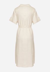 Born2be - Beżowa Bawełniana Sukienka o Koszulowym Kroju Zdobiona Haftem Savidelle. Okazja: na co dzień, na spacer. Kolor: beżowy. Materiał: bawełna. Długość rękawa: krótki rękaw. Wzór: aplikacja, haft. Typ sukienki: koszulowe. Styl: casual, elegancki. Długość: midi #3