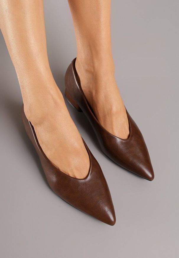 Born2be - Brązowe Czółenka Vices na Niskim Słupku ze Skórzaną Wkładką Rilenela. Okazja: na co dzień. Kolor: brązowy. Materiał: skóra. Obcas: na słupku. Styl: klasyczny, casual